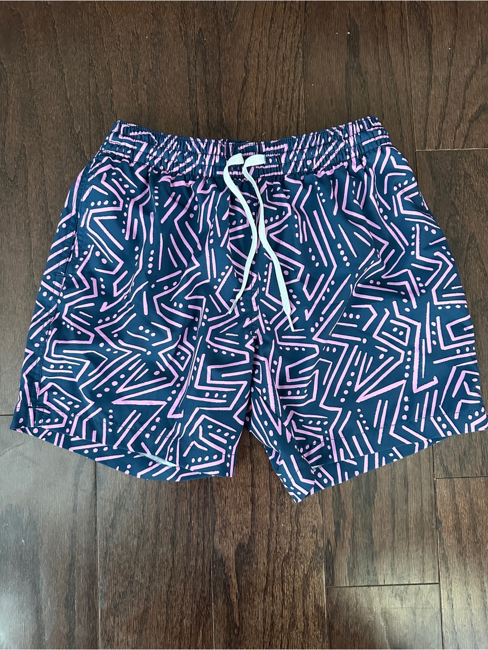 chubbies Navy Swim Trunks Pink Geometric Print Men’s Small 5.5” inseam
